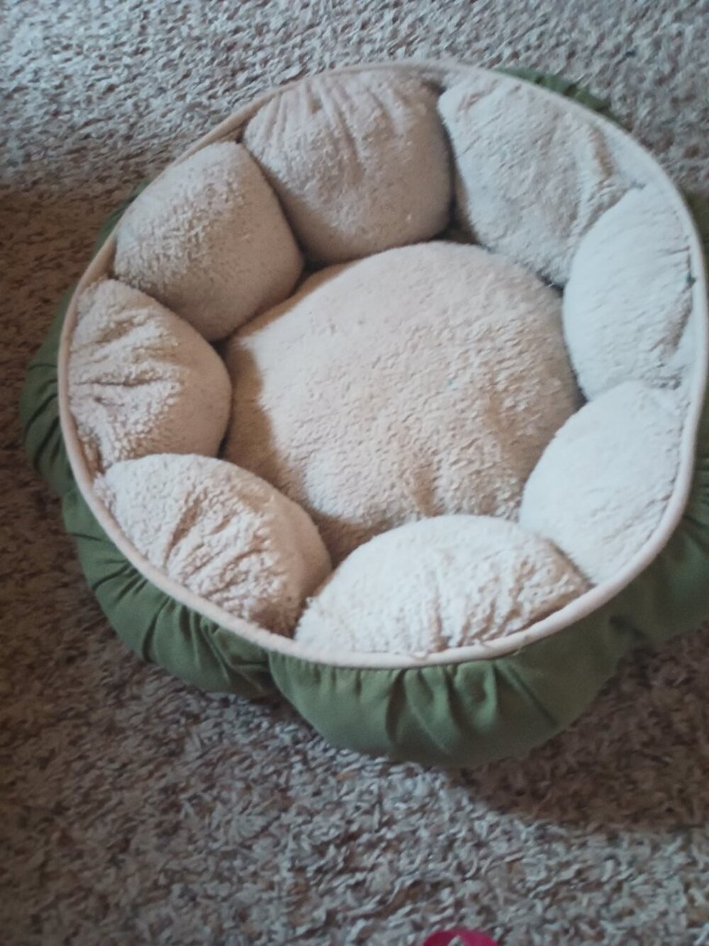 Plush 18" pet bed, soft and comfortable